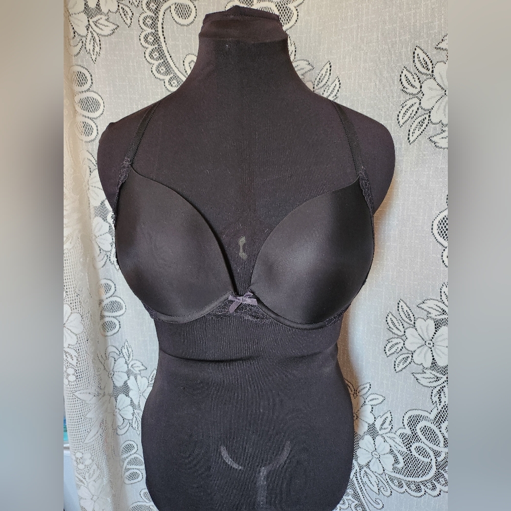 Victoria's Secret - Black w/lace Cross Back Bra - (36D) - Picture 1 of 6